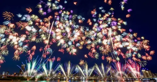 大稻埕煙火只有3場！2026大稻埕夏日節Ｘ蜘蛛人聯名，1200秒煙火 無人機時間曝光。