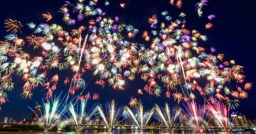 大稻埕煙火只有3場！2026大稻埕夏日節Ｘ蜘蛛人聯名，1200秒煙火 無人機時間曝光。