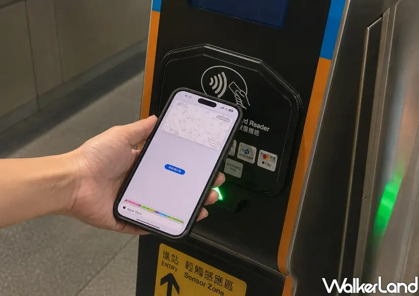 ▲旅客實際操作iPhone感應,體驗台北捷運ApplePay快速交通卡功能,無須解鎖即可秒速通關進站。(攝影:鄭雅之)