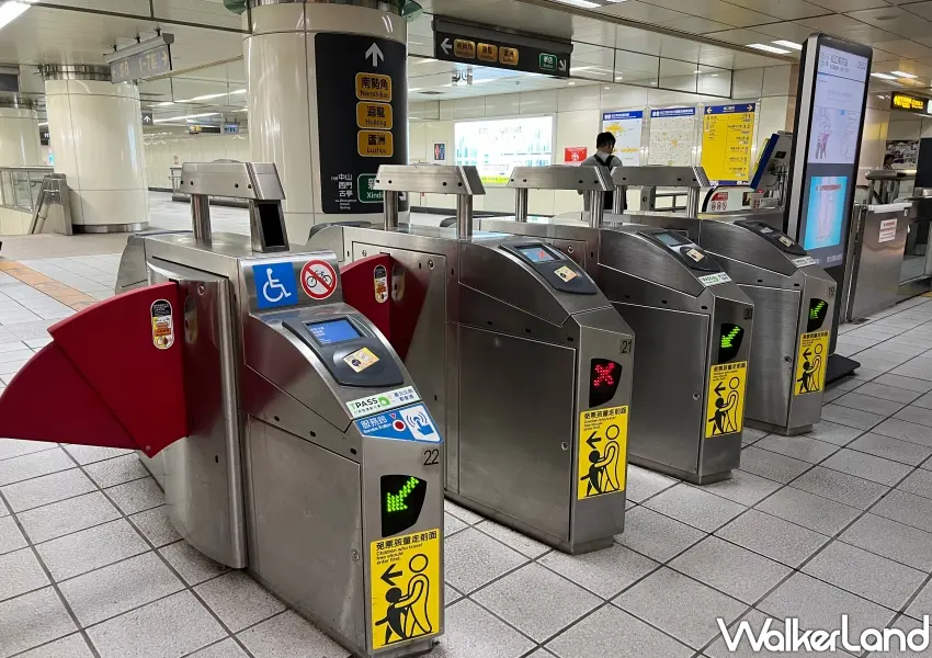▲台北捷運全線閘門全面升級建置完畢,正式支援信用卡與手機行動支付,讓雙北通勤族搭車更便利。(攝影:鄭雅之)