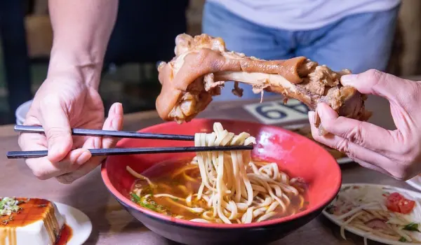 ▲台東鹿野美食推薦必吃!鹿野大骨麵必吃巨大帶骨排骨肉,肉質Q彈且富含膠質。(攝影:部落客 小虎食夢網)