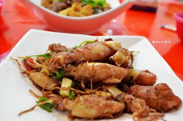 ▲台東鹿野美食推薦必吃!李伯伯食堂提供大份量又平價的燜筍燒肉等料理。(攝影:部落客 靜怡&大顆呆)