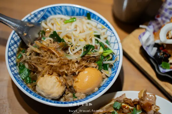 ▲台東美食推薦必吃!台東榕樹下米苔目主打每天純手工製作的Q彈米苔目,淋上秘製肉燥、配料。(攝影:部落客 冠婷|生活趣)