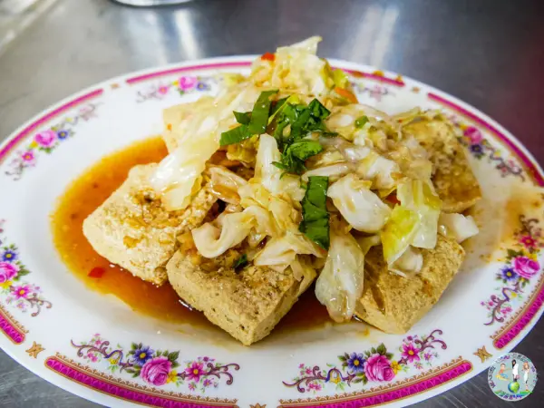 ▲台東美食推薦必吃!林家臭豆腐使用九層塔取代香菜,再搭配果香味泡菜。(攝影:部落客 Angela)