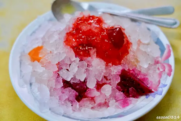▲古早味台東甜點推薦必吃!正東山冰屋必點什錦水果冰,細碎冰粒加上鮮甜水果、淋上草莓醬。(攝影:部落客 靜怡&大顆呆)