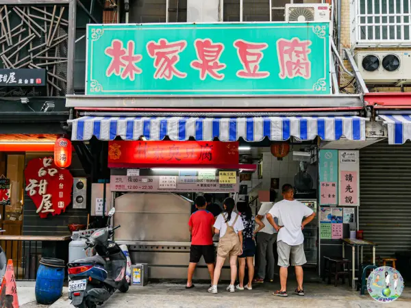 ▲台東美食推薦必吃!林家臭豆腐使用九層塔取代香菜,再搭配果香味泡菜。(攝影:部落客 Angela)