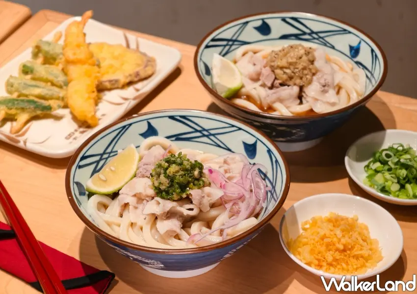 ▲炎夏消暑必吃的「丸亀製麵」全新「檸檬蔥鹽豬肉冷麵」與「檸檬蒜鹽豬肉冷麵」,中碗售價139元還附贈湯品。(攝影:鄭雅之)