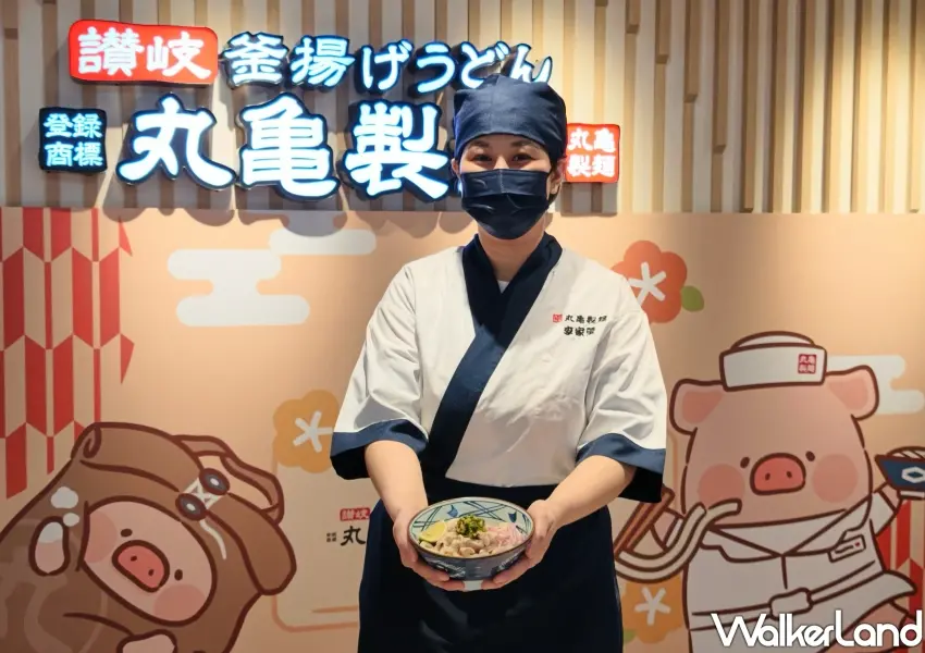 ▲全台灣第一位通過日本官方嚴格考核的一星麵職人李家瑩,穿上專屬深藍色滾邊廚師服,親自為饕客端出新鮮美味。(攝影:鄭雅之)