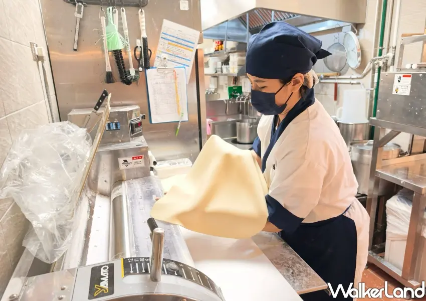 ▲台灣首位麵職人李家瑩坐鎮北車地下街店,堅持天天用日本國產小麥與純淨鹽水新鮮現做。(攝影:鄭雅之)