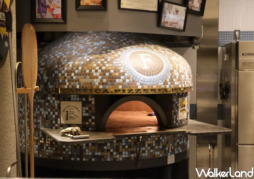 ▲現場使用高達485度高溫柴燒磚窯快速烘烤90秒，鎖住L'Antica Pizzeria da Michele正宗現烤窯烤披薩的炭香滋味。(攝影：鄭雅之)