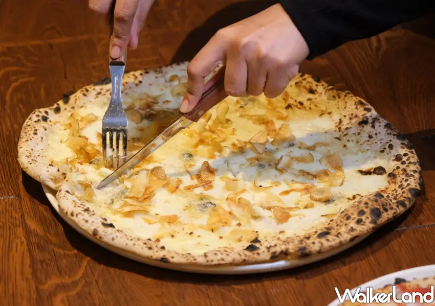▲L'Antica Pizzeria da Michele也提供富含獨特羊乳酪香氣的哥薩克披薩等正統拿坡里經典口味。(攝影：鄭雅之)