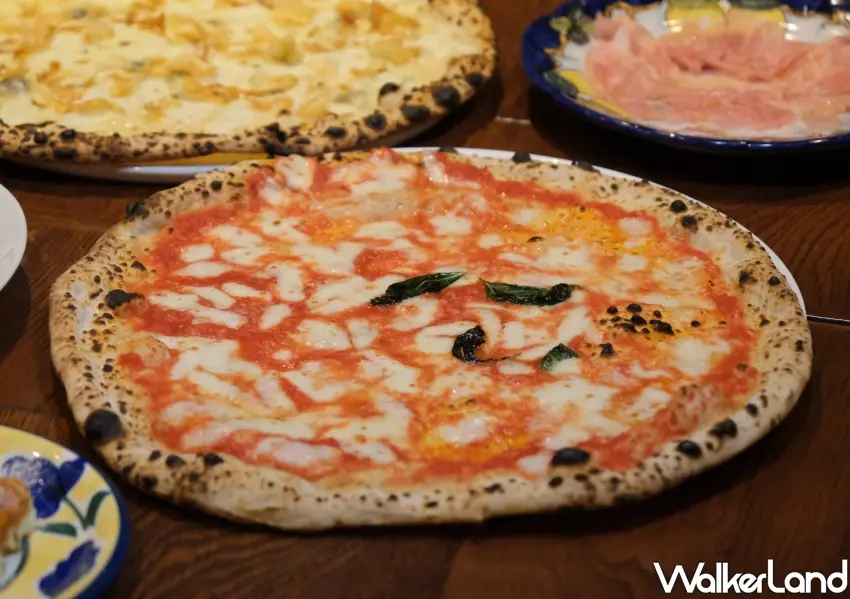 ▲大到直接超出盤子的巨大餅皮是L'Antica Pizzeria da Michele傳統特色，現烤出爐口感香Q且帶著迷人窯烤炭香。(攝影：鄭雅之)