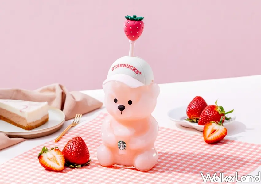 ▲草莓小熊玻璃TOGO冷水杯，戴上白色休閒帽，充滿夏日星巴克儀式感。