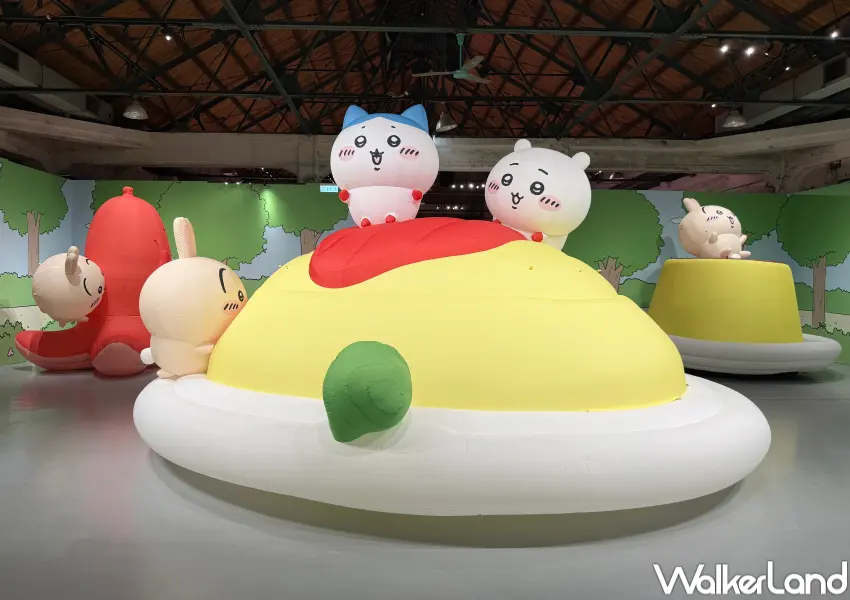 ▲吉伊卡哇華山特展最後一區可以看到吉伊卡哇、小八貓、兔兔在巨大蛋包飯、巨大布丁氣偶上的可愛模樣。(攝影:鄭亦庭)