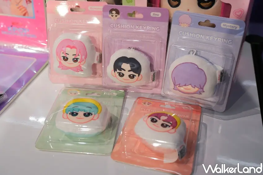 ▲「KPOP 獵魔女團」推出HUNTR/X官方絨毛玩偶、抱枕吊飾等全新官方周邊商品。(攝影:張人尹)