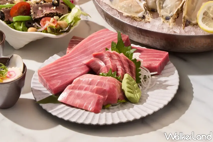 ▲主廚團隊嚴選屏東東港直送的珍貴黑鮪魚大腹部位新鮮現切,細緻的油花分佈帶來入口即化的甘甜滋味 。圖/台北寒舍艾美酒店提供;窩客島編輯李維唐整理