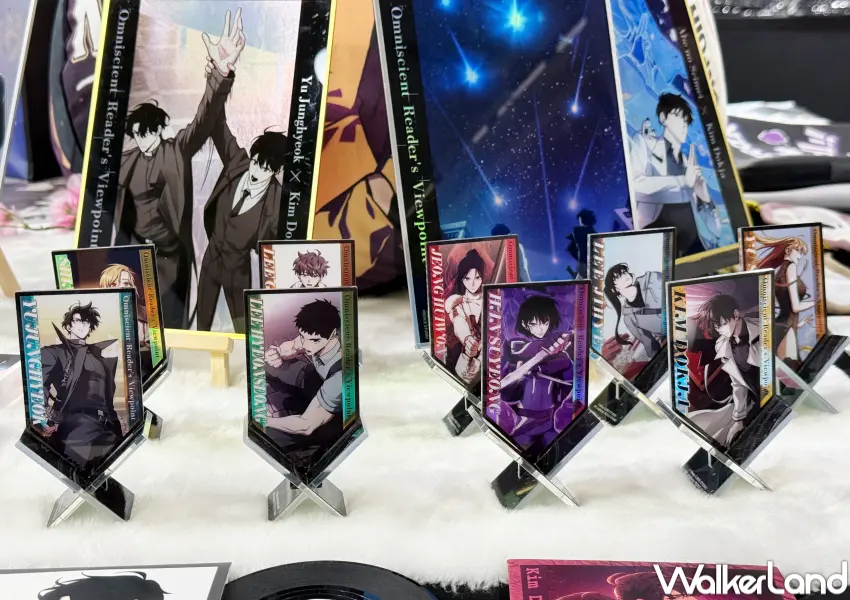 ▲全知視角讀者華山快閃店限定周邊!多達11款快閃店限定周邊,括炫彩交叉立牌、碎鑽桌繪必買。(攝影:鄭亦庭)