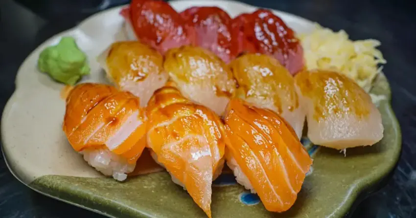 基隆仁愛市場美食推薦！奇軒壽司屋台式握壽司七貫160元，爆料味噌湯每桌必點。