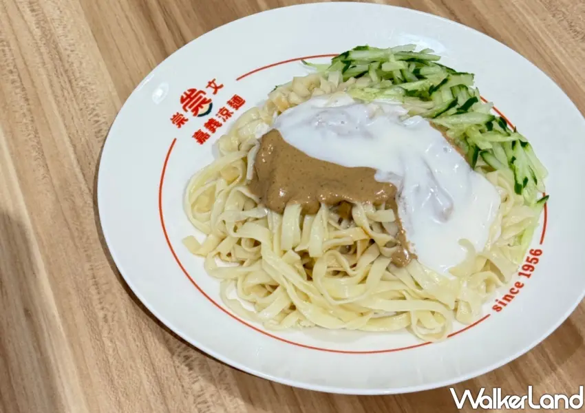 ▲道地的崇文嘉義涼麵靈魂就在於寬麵條上淋滿醇厚麻醬與微酸微甜的特製白醋,傳承70年的南台灣正宗消暑滋味,現在不用跑嘉義也吃得到了。