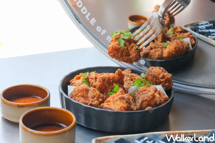 ▲FRAME炸雞G以中式香料醃製一天,再搭配牛奶麵衣酥炸與雙醬享用,呈現辛香、果香與酸甜交織口感。(攝影:張人尹)