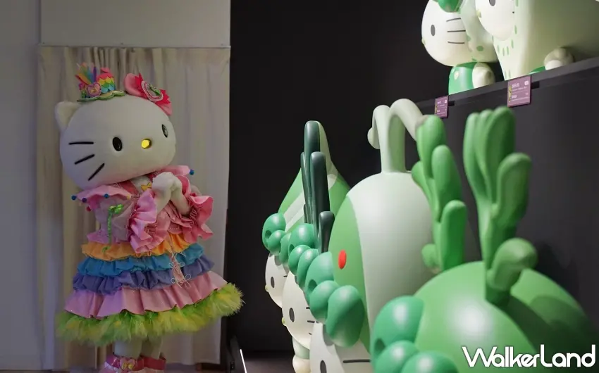▲身穿35週年慶典華麗禮服的Hello Kitty認真地看著眼前造型奇特的藻類主題公仔。 圖/哈莫尼樂園提供;窩客島編輯李維唐整理