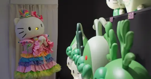 九州Hello Kitty粉尖叫！日出町暘谷站變身Kitty小鎮，免費拍萬博限定藻類凱蒂貓與超萌大沙發。
