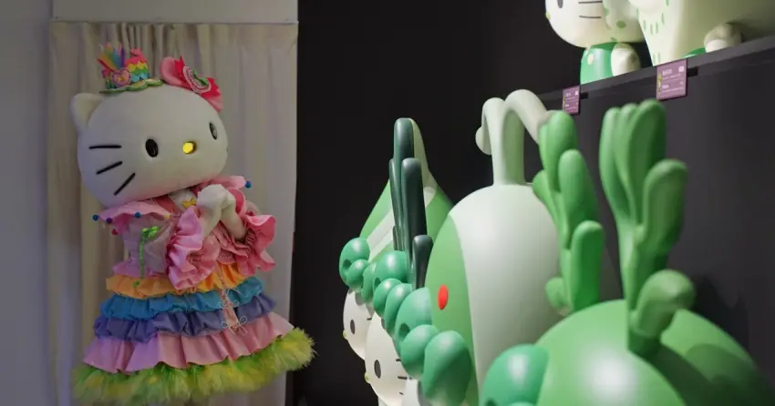 九州Hello Kitty粉尖叫！日出町暘谷站變身Kitty小鎮，免費拍萬博限定藻類凱蒂貓與超萌大沙發。