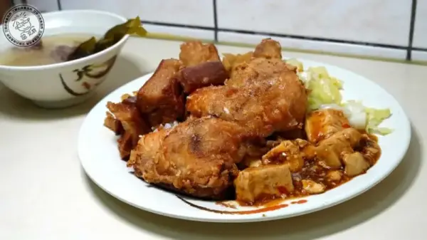 ▲台北天母美食推薦!圓環魯肉飯以皮薄酥脆、肉嫩多汁的雞腿飯聞名,並附上微甜魯肉飯、自選三樣菜。(攝影:部落客 艾斯)