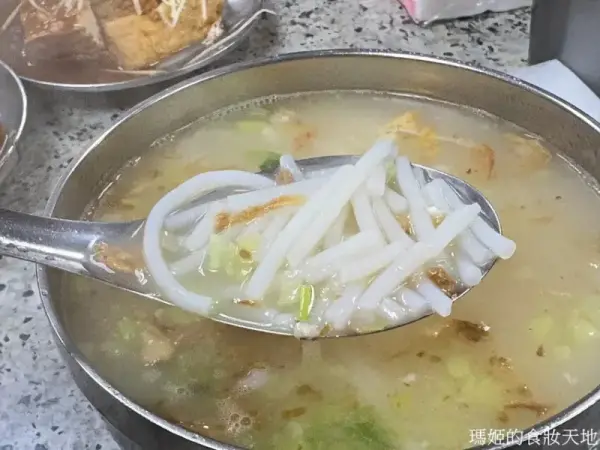 ▲台北天母美食推薦!士東市場米粉湯頭湯以大骨熬煮,帶有油蔥與芹菜清香。(攝影:部落客 Maggie)