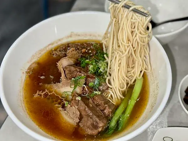 ▲台北天母美食推薦!天東86牛肉麵招牌爆筋牛肉麵,每天限量必點。(攝影:部落客 蛋寶趴趴go)