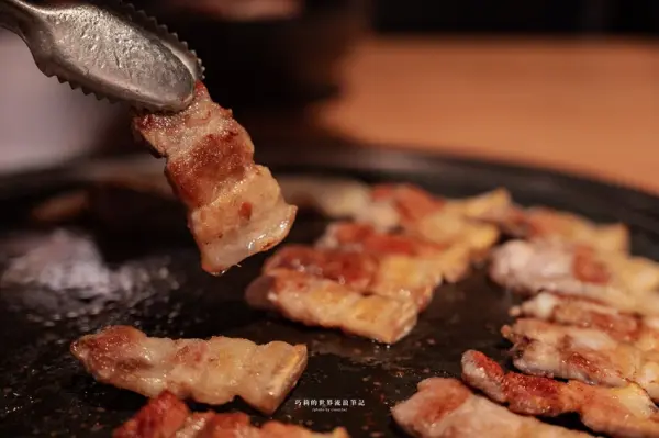 ▲台北天母美食推薦!濟州館韓式烤肉開到深夜,主打罕見的水果醃漬銅盤烤肉。(攝影:部落客 巧莉的世界流浪筆記)