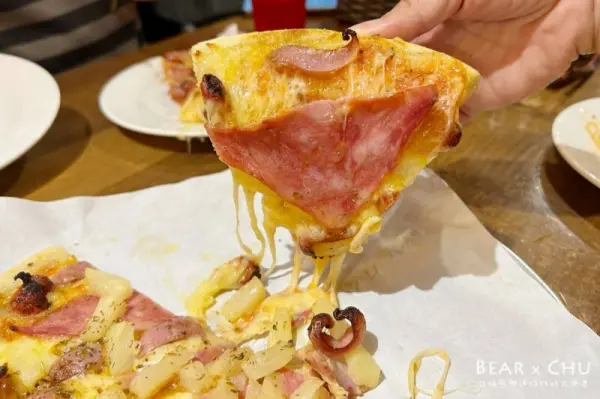 ▲台北天母美食推薦!Pino Pizzeria Ristorante主打正統義大利薄軟披薩,推薦必點爆汁炸雞。(攝影:部落客 北極熊x迷你竹)