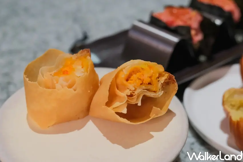 ▲旭集聯名推出蟹肉海膽空氣春捲,以酥脆外皮包裹海膽與蟹肉,層次豐富。(攝影:張人尹)