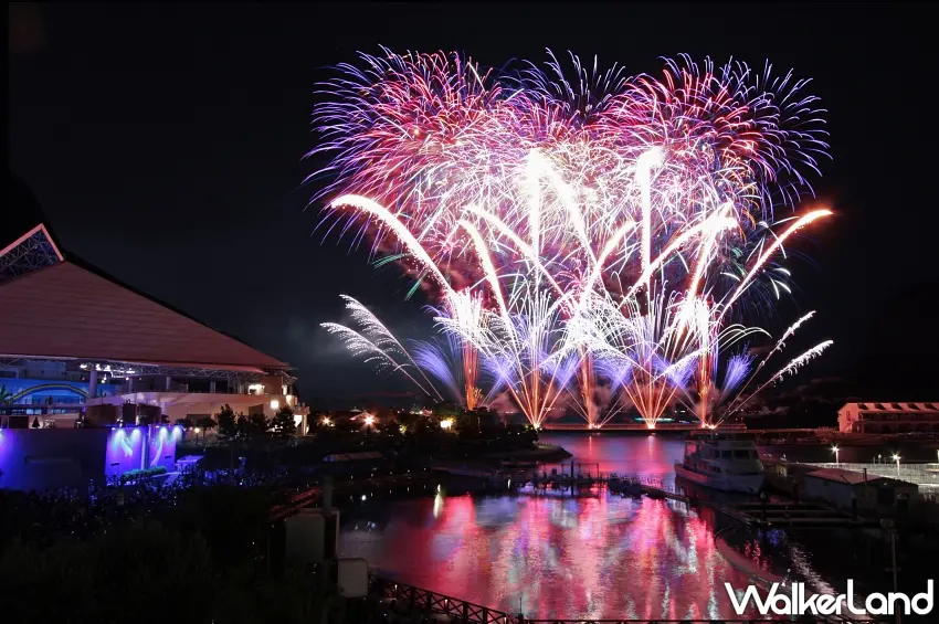 ▲夏夜限定的原創音樂煙火秀煙火交響曲華麗登場,約2500發煙火隨著數位控制與音樂精準同步綻放。圖/橫濱八景島海島樂園提供;窩客島編輯李維唐整理