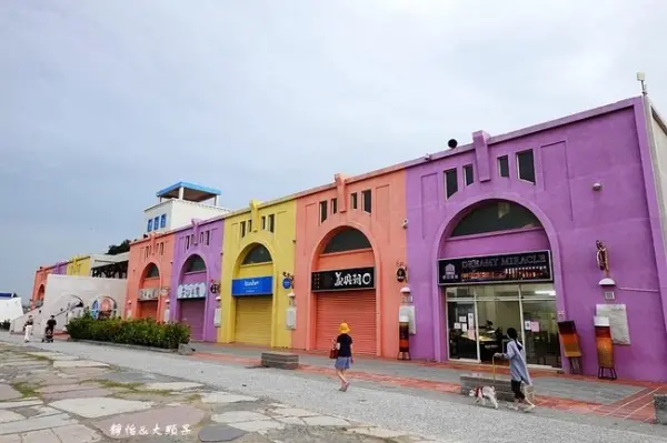 ▲嘉義東石景點推薦!東石漁人碼頭有著地中海風建築、馬卡龍彩色屋、荷蘭風車等異國風情建築,以及夏季限定噴水池等。(攝影:部落客 靜怡&大顆呆)