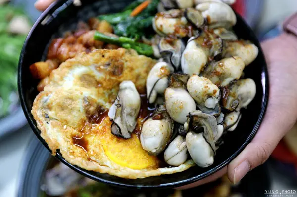 ▲嘉義東石美食推薦!樂亞小食光招牌必吃鮮蚵滷肉飯,滿滿一碗肥美鮮蚵配上鹹香滷肉飯,推薦加點半熟荷包蛋。(攝影:部落客 YUNO的吃喝玩樂日記)