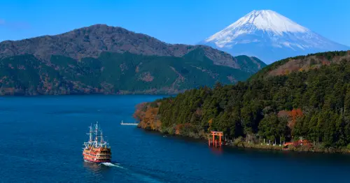 箱根「法式洛可可海賊船」7月18日升級再出發，富士山、水中鳥居、紅白宮廷風船艙ㄧ定要打卡。
