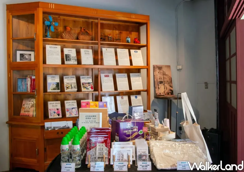 ▲大稻埕展區陳列櫃統整五款屈臣氏限定商品，導入掃碼購買展現全通路購物的便利體驗。