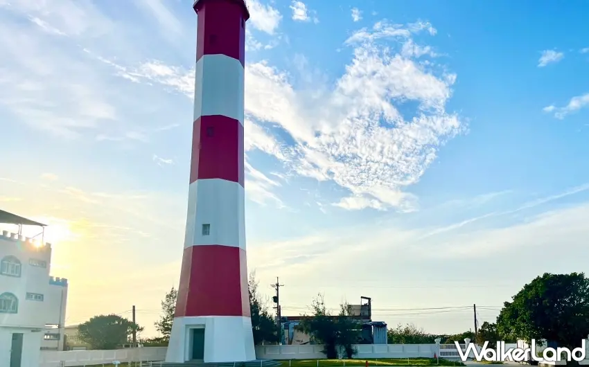 ▲台中高美燈塔園區紅白相間的經典燈塔在蔚藍天空與徐徐雲海映襯下展現獨特的港灣風情。圖/小鹿文娛提供;窩客島編輯李維唐整理