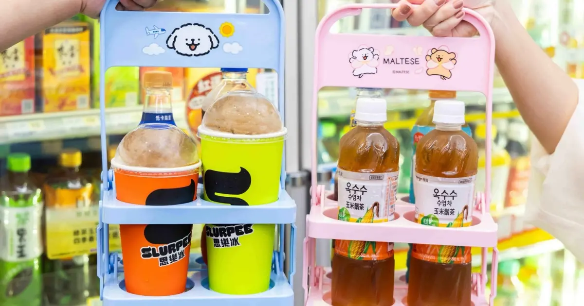 小七飲料0元！7-11飲料抽抽樂2杯0元 飲料折疊架加價購，加碼白桃風味咖啡必喝。