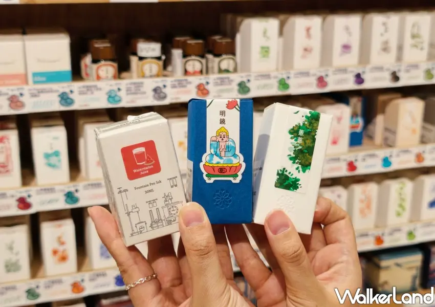 ▲誠品書寫大眾湯搜羅多款夏日限定香味墨水,包含散發西瓜甜味的特色墨水,以及取材在地工藝的彰化主題墨水,滿足文字愛好者的嗅覺記憶。(攝影:鄭雅之)