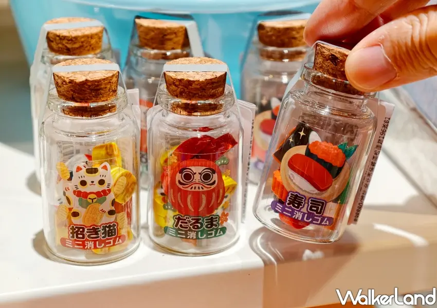 ▲誠品書寫大眾湯一站蒐羅各式超萌的創意文具,裝在玻璃罐裡的小巧招財貓與壽司造型橡皮擦,成為文具控拍照打卡的療癒焦點。(攝影:鄭雅之)