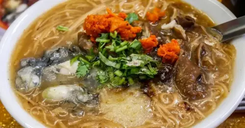 新店一日遊必吃！獨特清甜湯頭「炳宏甘蔗麵線」，老饕曝別忘加隱藏版辣蘿蔔乾