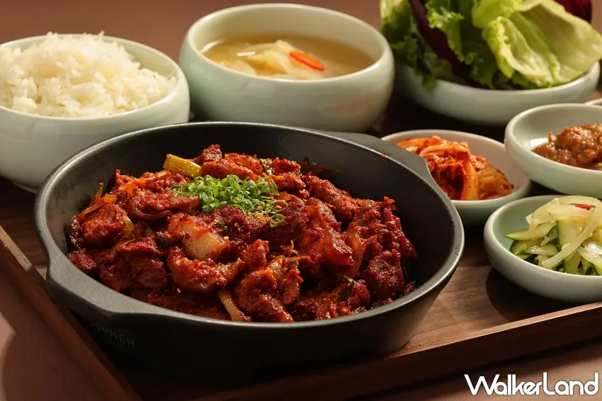 ▲一樓azie餐廳提供的辣醬炒豬肉定食,呈現韓國餐桌靈魂的豐盛多樣風貌。圖/台北晶華酒店提供;窩客島整理