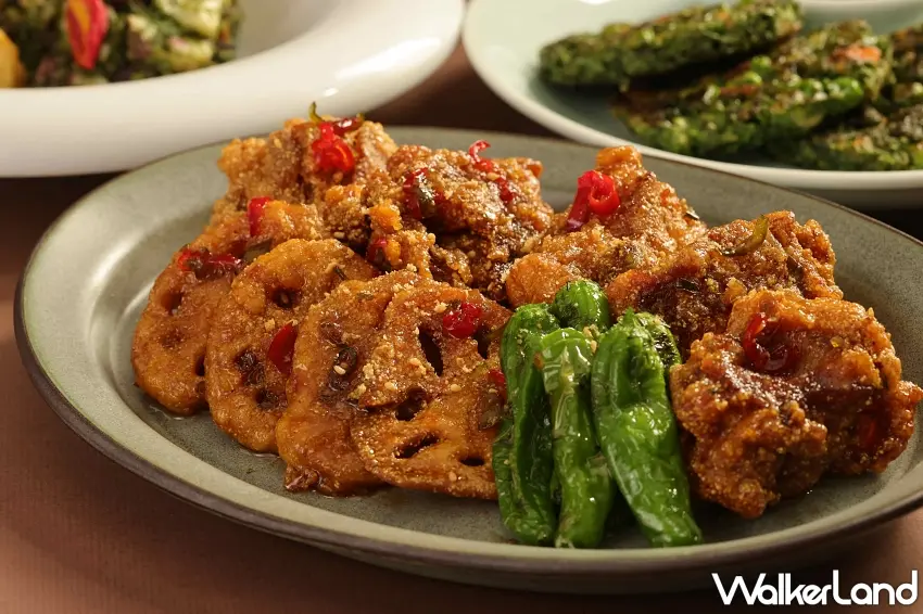 ▲MAMALEE餐廳必點招牌韓式蓮藕炸雞,酥脆蓮藕片與外酥內嫩雞腿肉的完美組合。圖/台北晶華酒店提供;窩客島整理