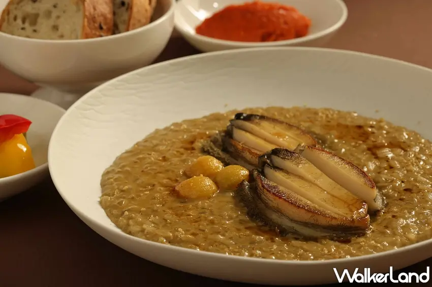 ▲融合韓國風味與義式料理手法的鮑魚糯米燉飯,展現宋夏瑟蘭主廚國際化的創作實力。圖/台北晶華酒店提供;窩客島整理