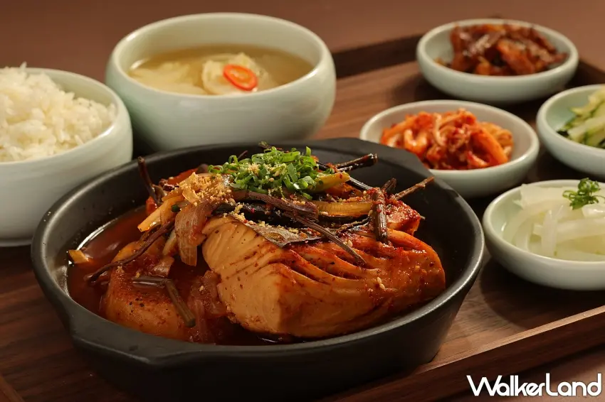 ▲一樓azie餐廳推出的韓式定食選項之一,紅燒馬加魚定食,搭配多款主廚精心製作的韓式小菜。圖/台北晶華酒店提供;窩客島整理