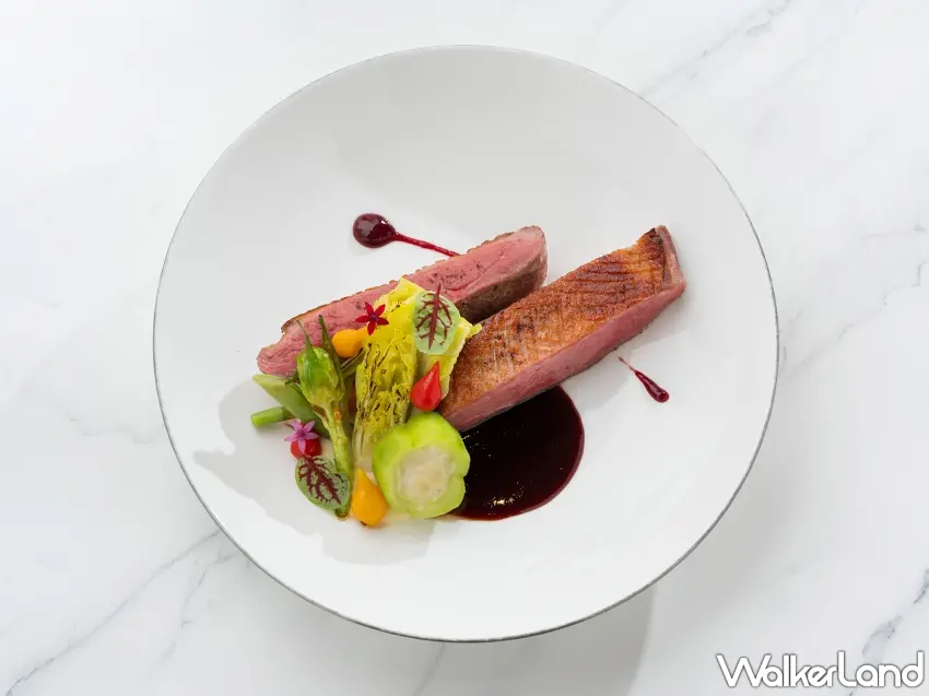 ▲嫩煎宜蘭豪野鴨胸佐覆盆莓紅酒醬將表皮煎至酥香,搭配晚香玉筍與澎湖角瓜,一人獨享豐滿海陸滋味令人大呼過癮,圖/台北文華東方酒店提供;窩客島編輯李維唐整理