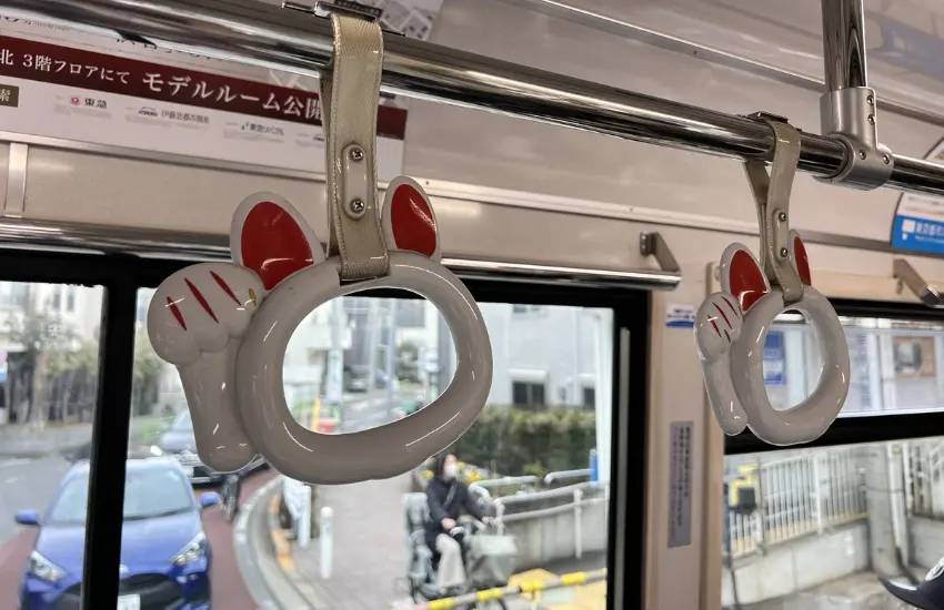 ▲車廂內部藏著的各種細節,吊環被設計成貓掌造型,地板上散落著可愛的貓腳印等,都讓人有種走進動畫場景的錯覺。
