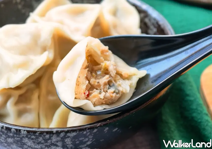 ▲「刁民酸菜魚水餃」滿是香氣四溢的酸菜與細嫩魚肉,是冰箱必備的日常懶人料理。(攝影:鄭雅之)